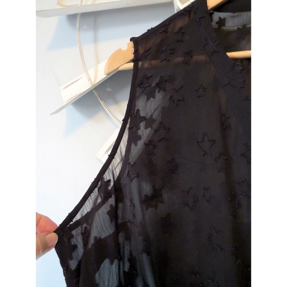 Torrid Black Semi Sheer Sleeveless Button-Down Blouse w/ Star Detail in a Size 1 - Picture 5 of 7